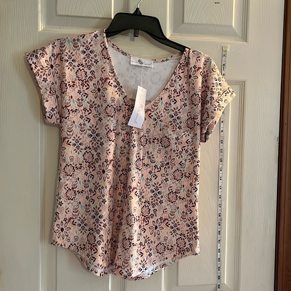 NWT-lovers quarrel-S-cream with multicolored floral-V-neck, pullover, shirt/top. - Picture 1 of 9